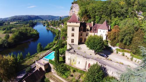 Vue aérienne — Château, piscine et Dordogne
