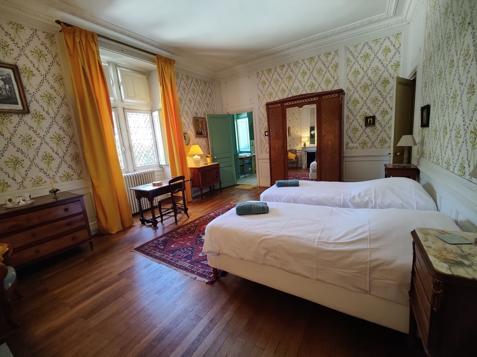 Chambre n°2 — Lits et cheminée
