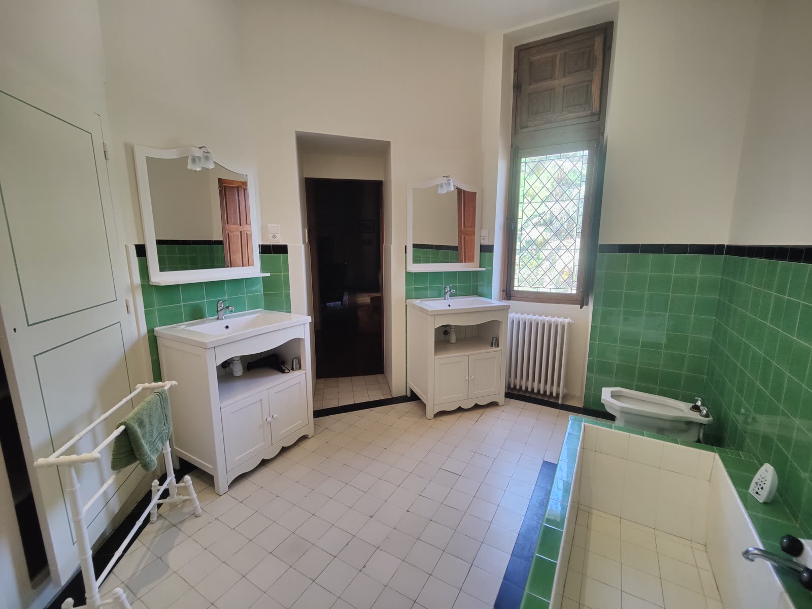 Chambre n°3 — Salle de bain, double vasque et baignoire