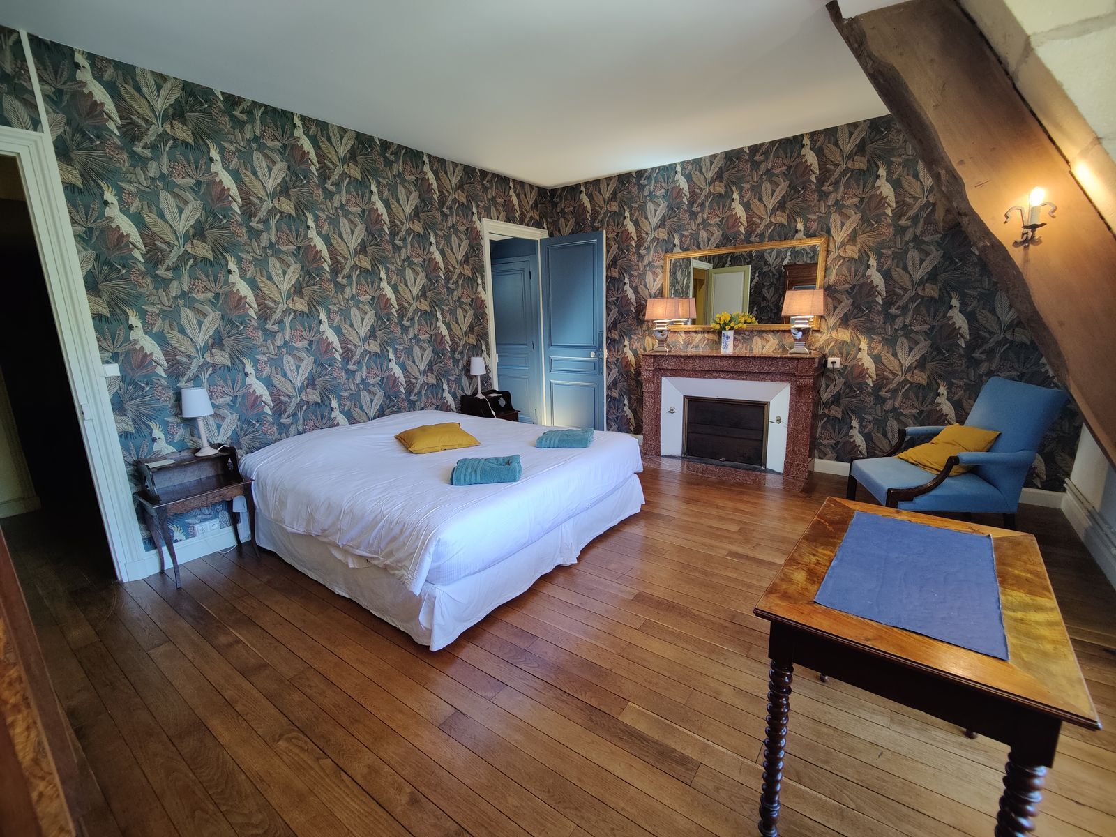 Chambre n°9 — Cheminée et fenêtres à meneaux