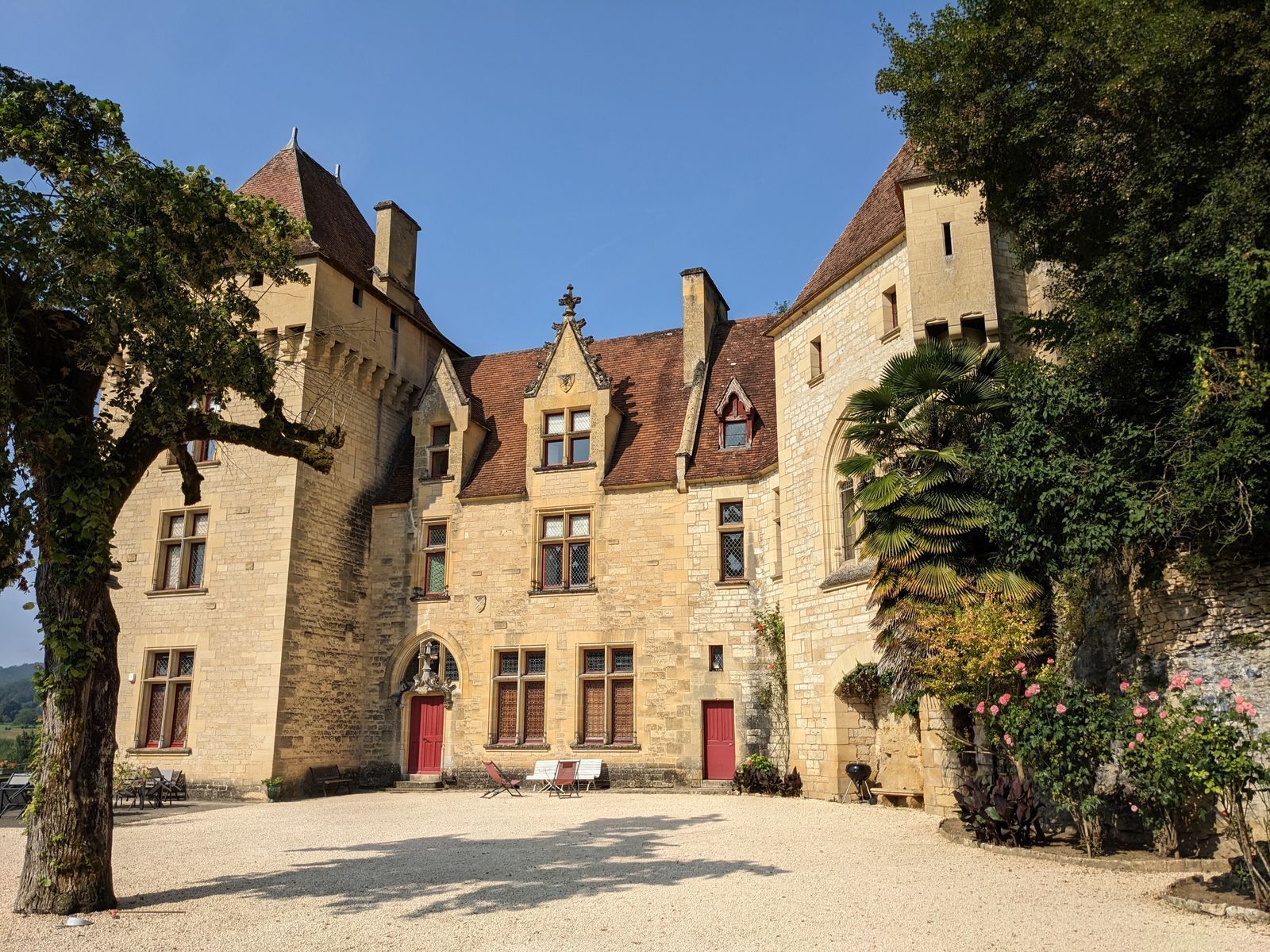 Entrée — Portail en bois sculpté