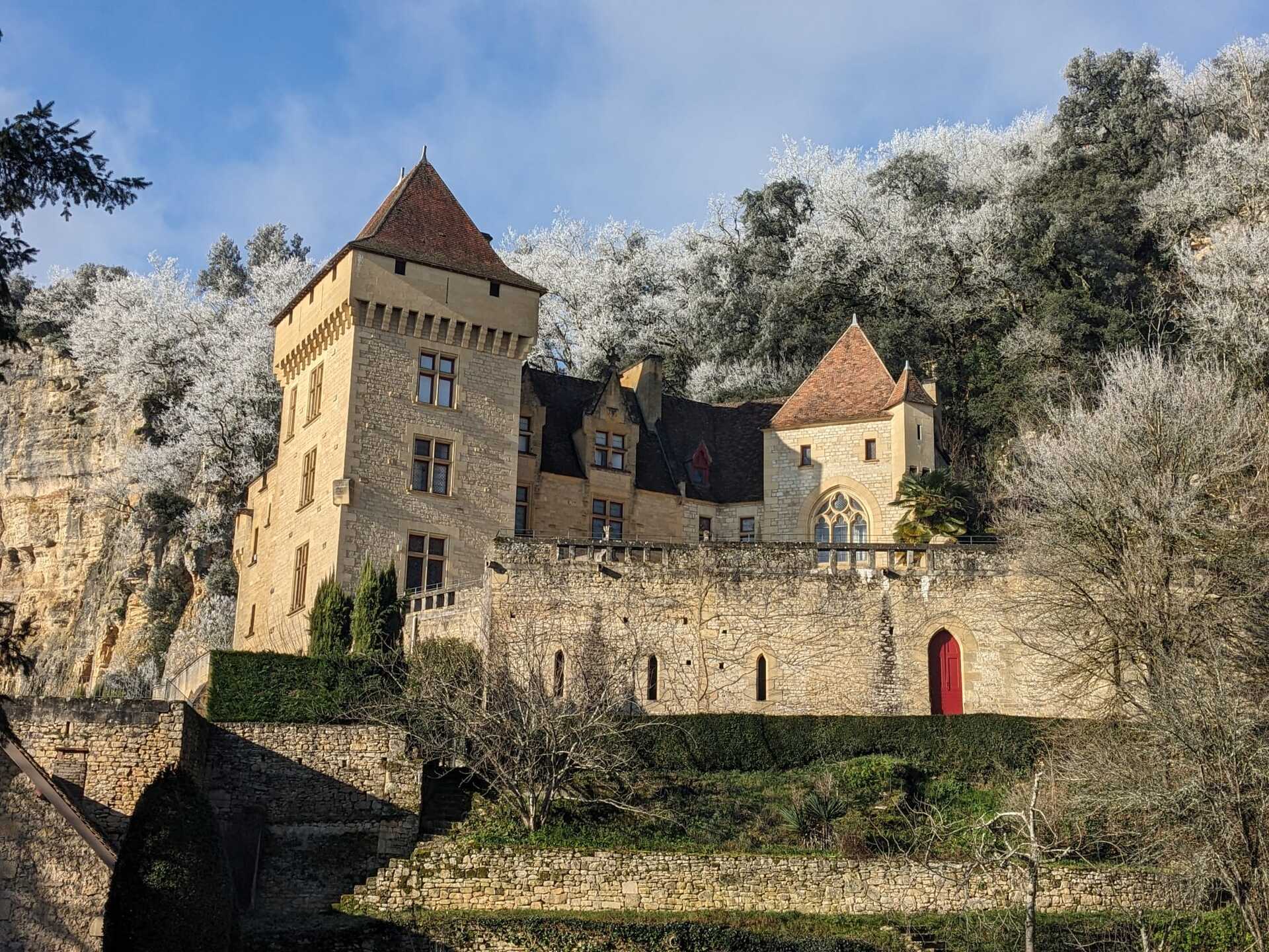 Le château sous le givre — Façade et falaises en lumière d'hiver