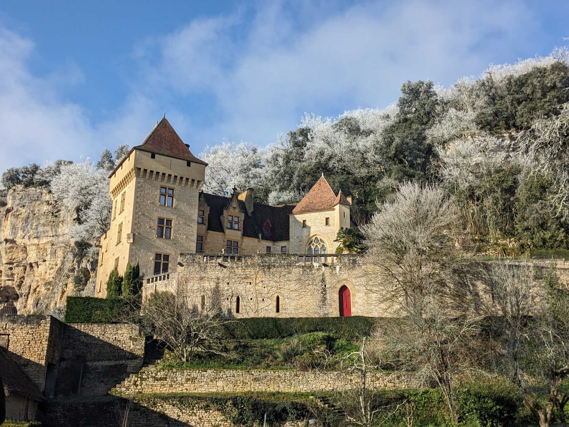Façade médiévale — Chapelle gothique et tours sous la gelée blanche
