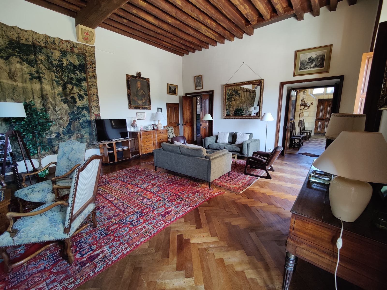 Grand Salon — Tapisseries et portrait d'ancêtre
