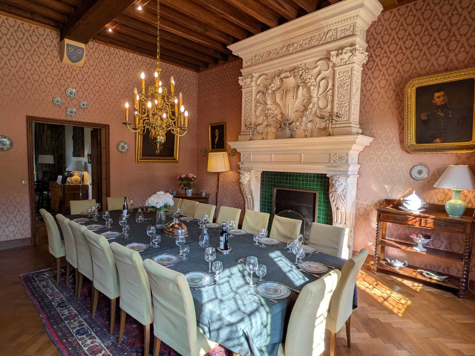 Salle à manger — Table de 16 couverts