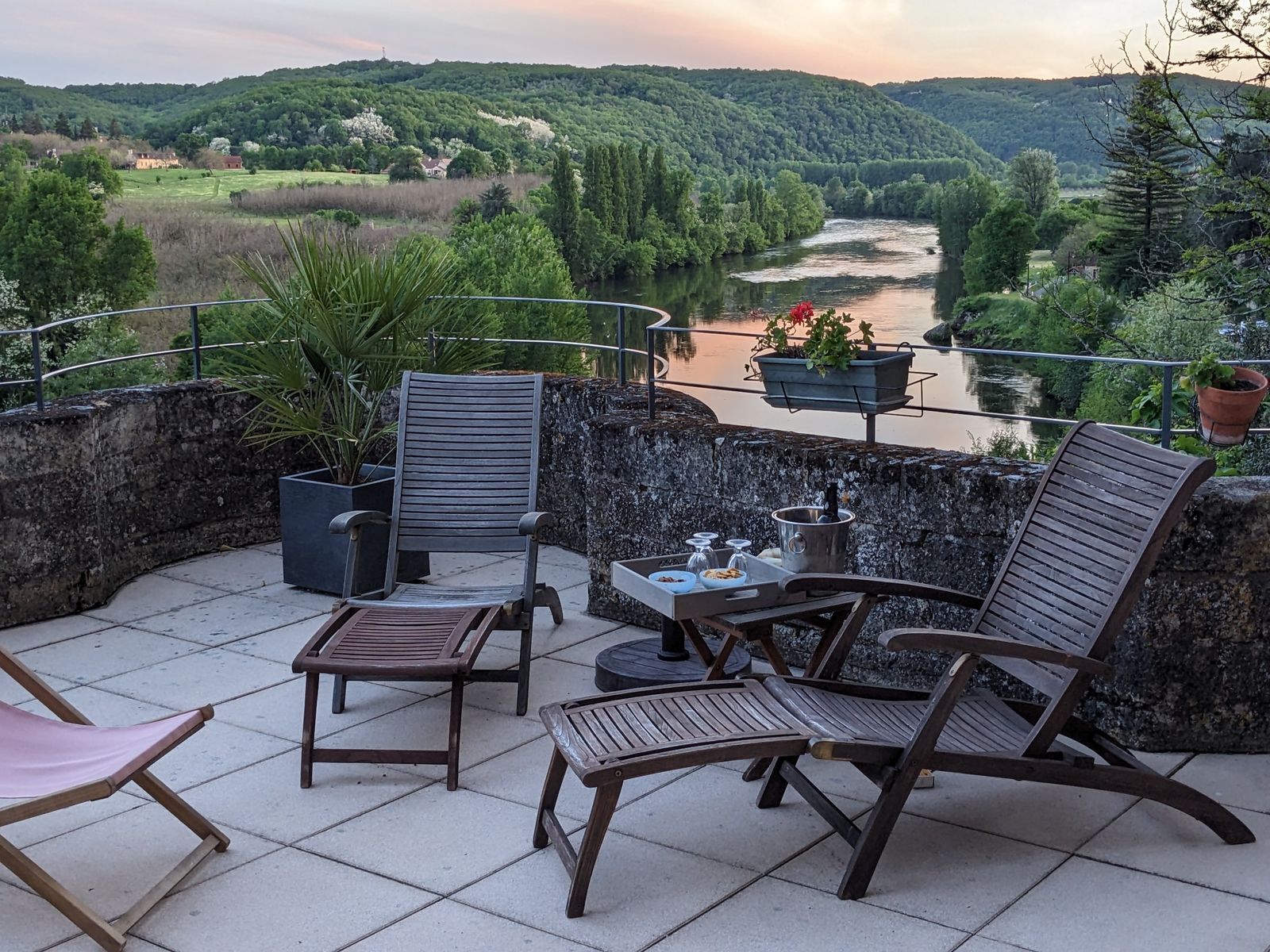 Terrasse — Vue panoramique sur la Dordogne
