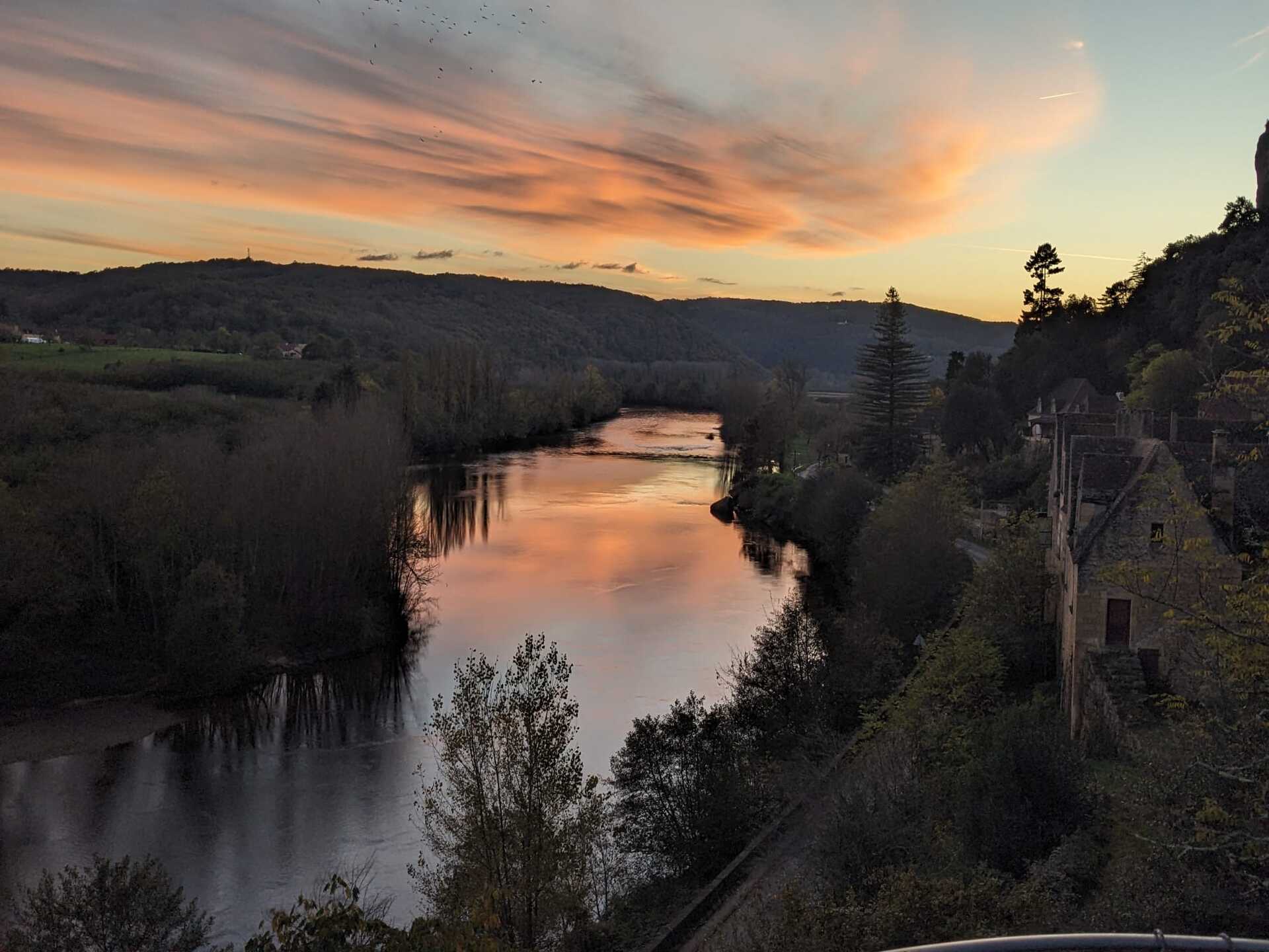Coucher de soleil sur la Dordogne — La rivière embrasée