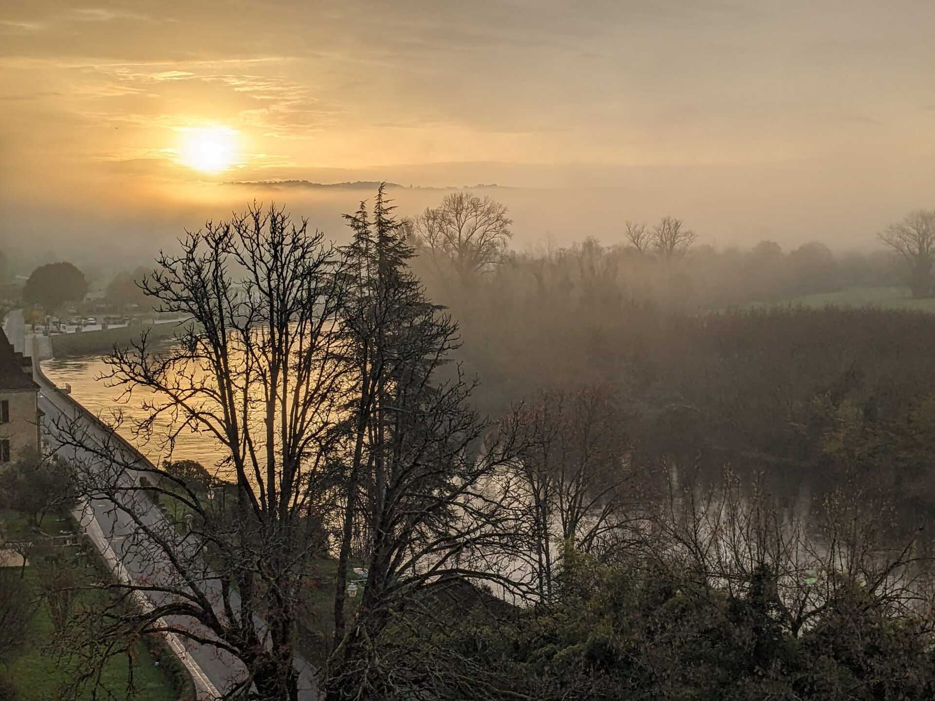 Aube sur la Dordogne — Brume dorée au lever du soleil