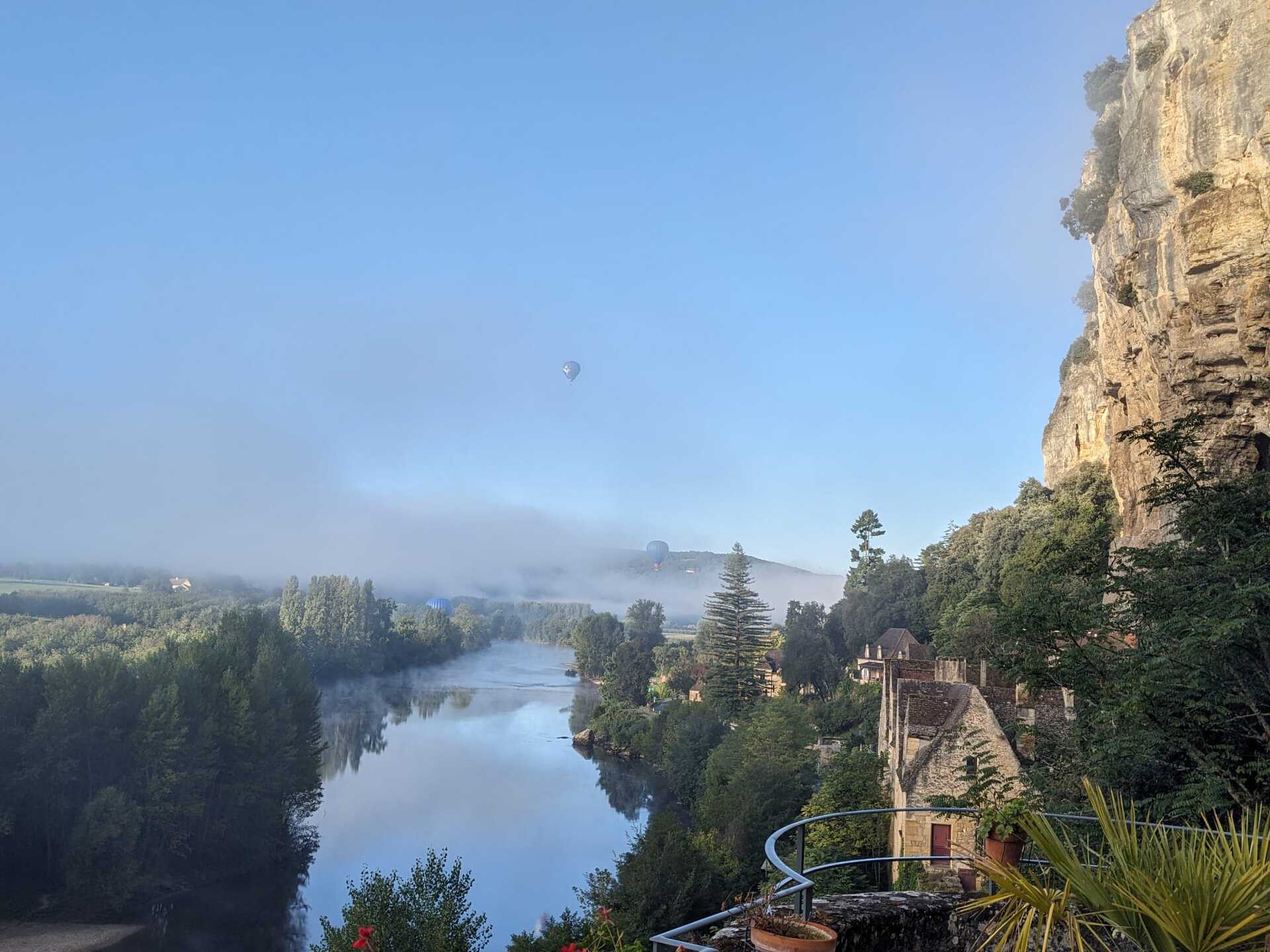 Lever de soleil sur la Dordogne — Montgolfière sur la vallée