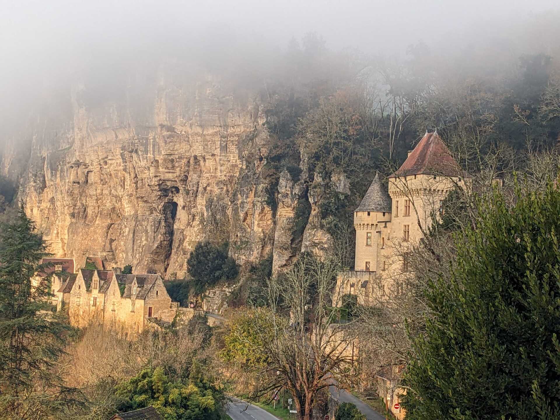 La Roque-Gageac dans la brume matinale — Vue depuis le château