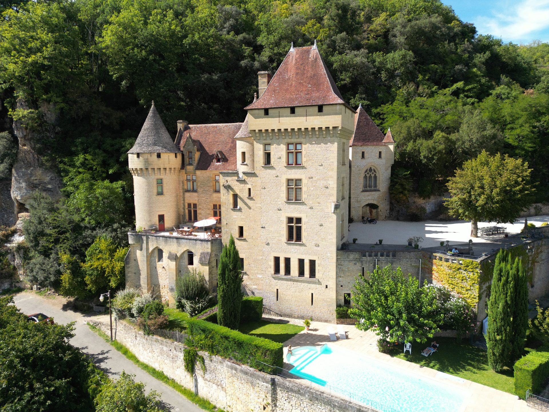 Vue aérienne drone — Château, piscine et falaises calcaires