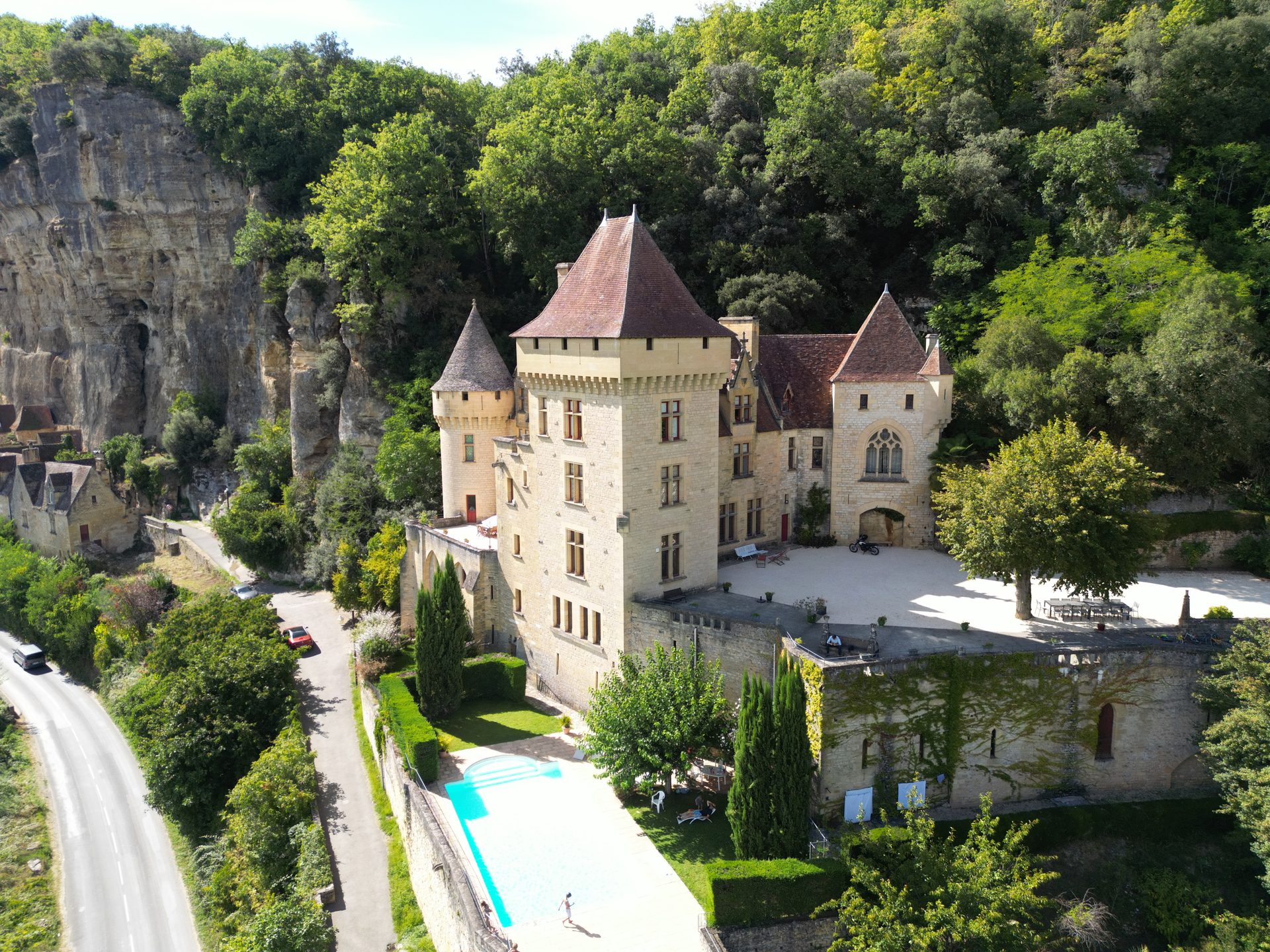 Vue aérienne drone — Château niché au pied des falaises