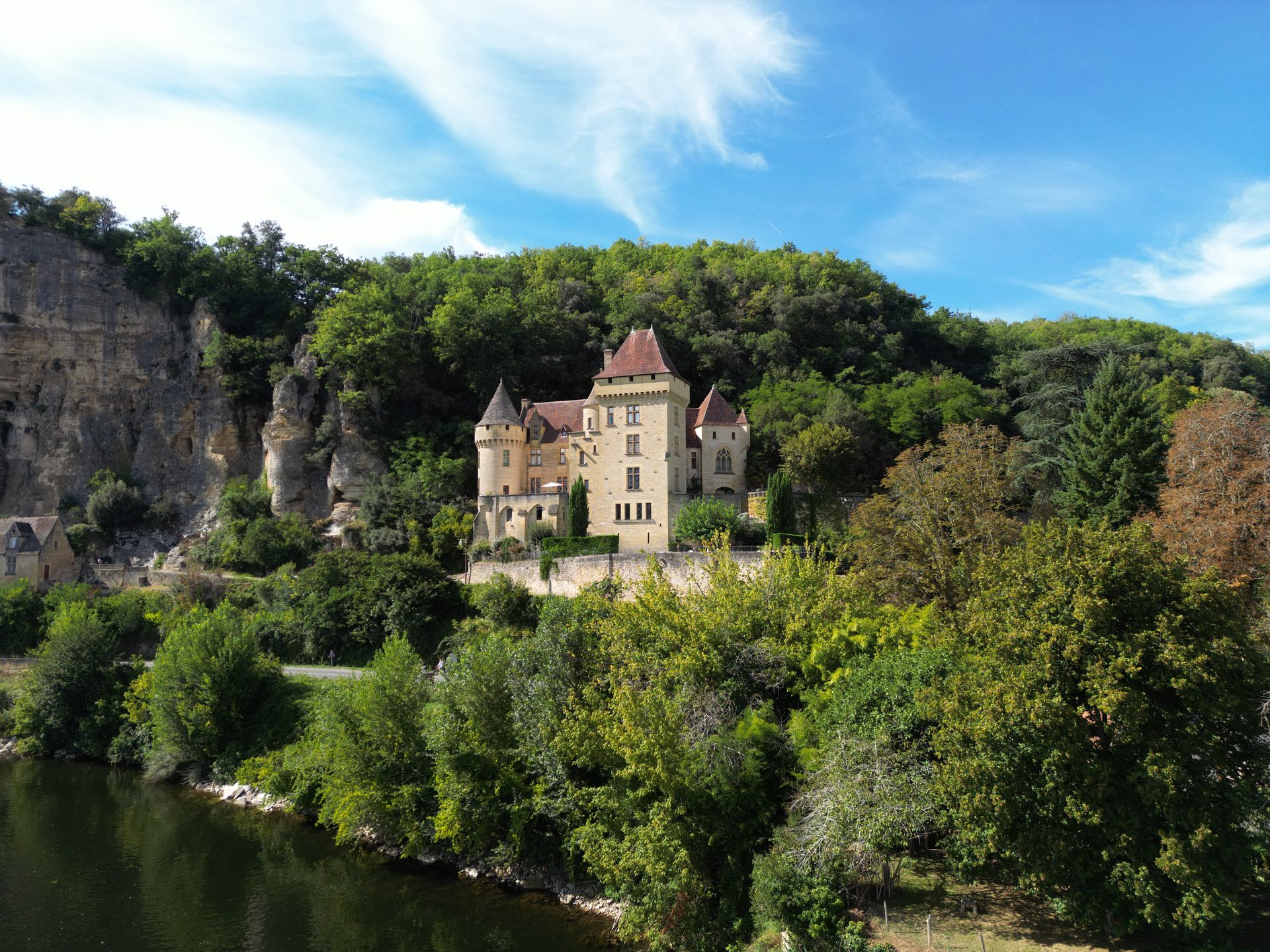 Château de La Malartrie — Vue depuis la Dordogne, enchâssé entre falaise et rivière