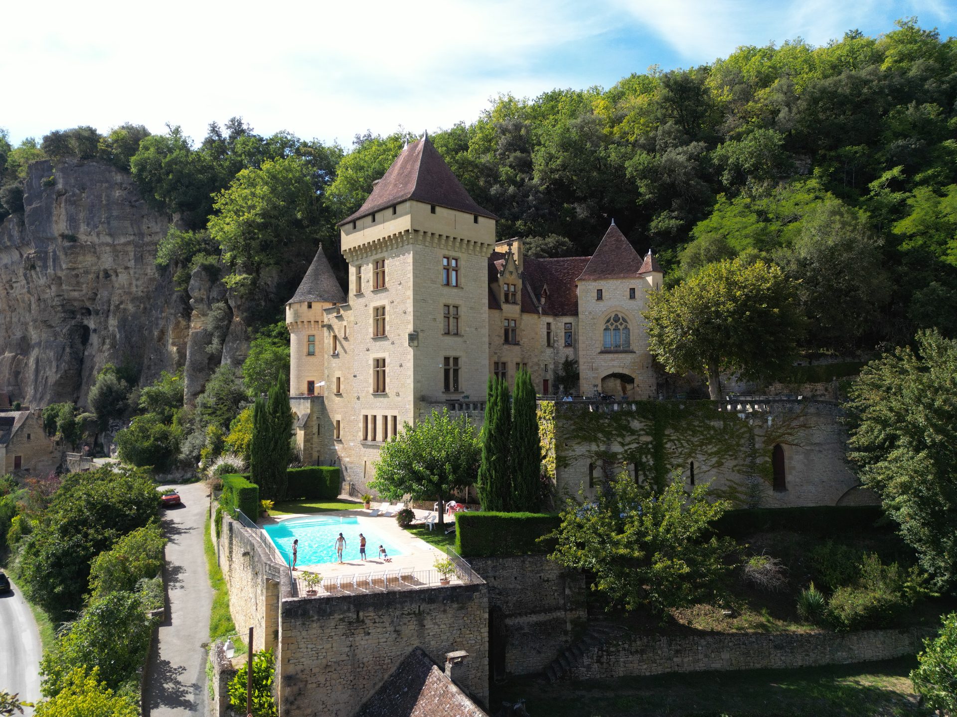 Vue aérienne drone — La piscine et ses baigneurs, falaises en arrière-plan