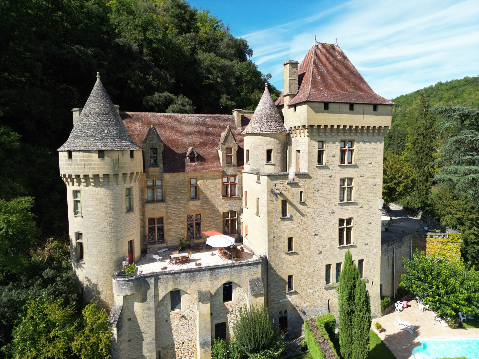 Vue drone — Façade principale, tours et terrasse panoramique