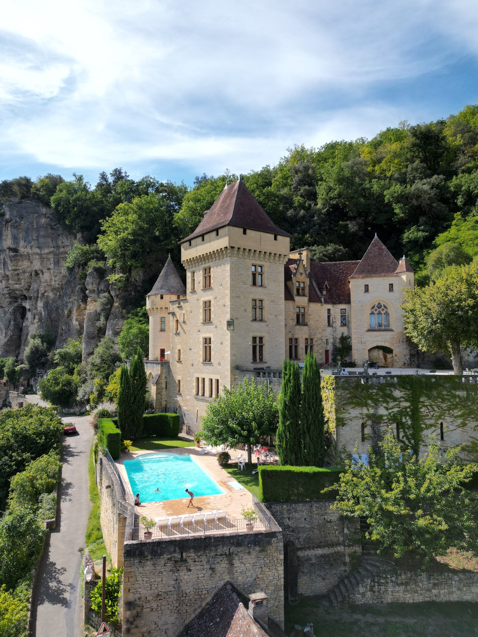 Vue drone à la verticale — Château, jardins et piscine